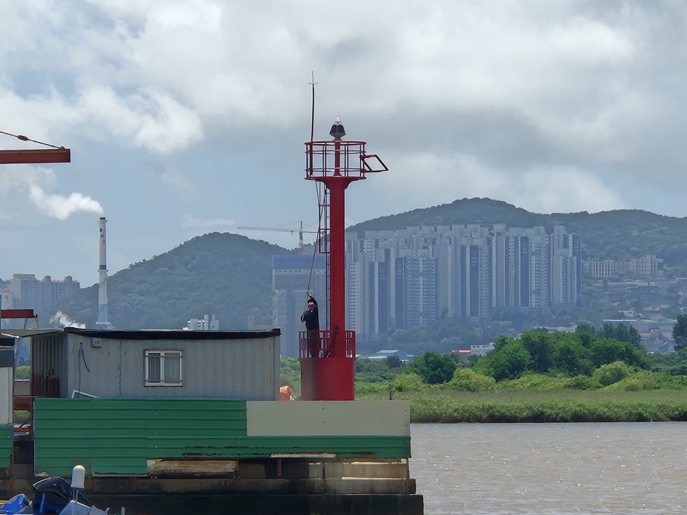 명지항방파제등대 설치 전경(1)